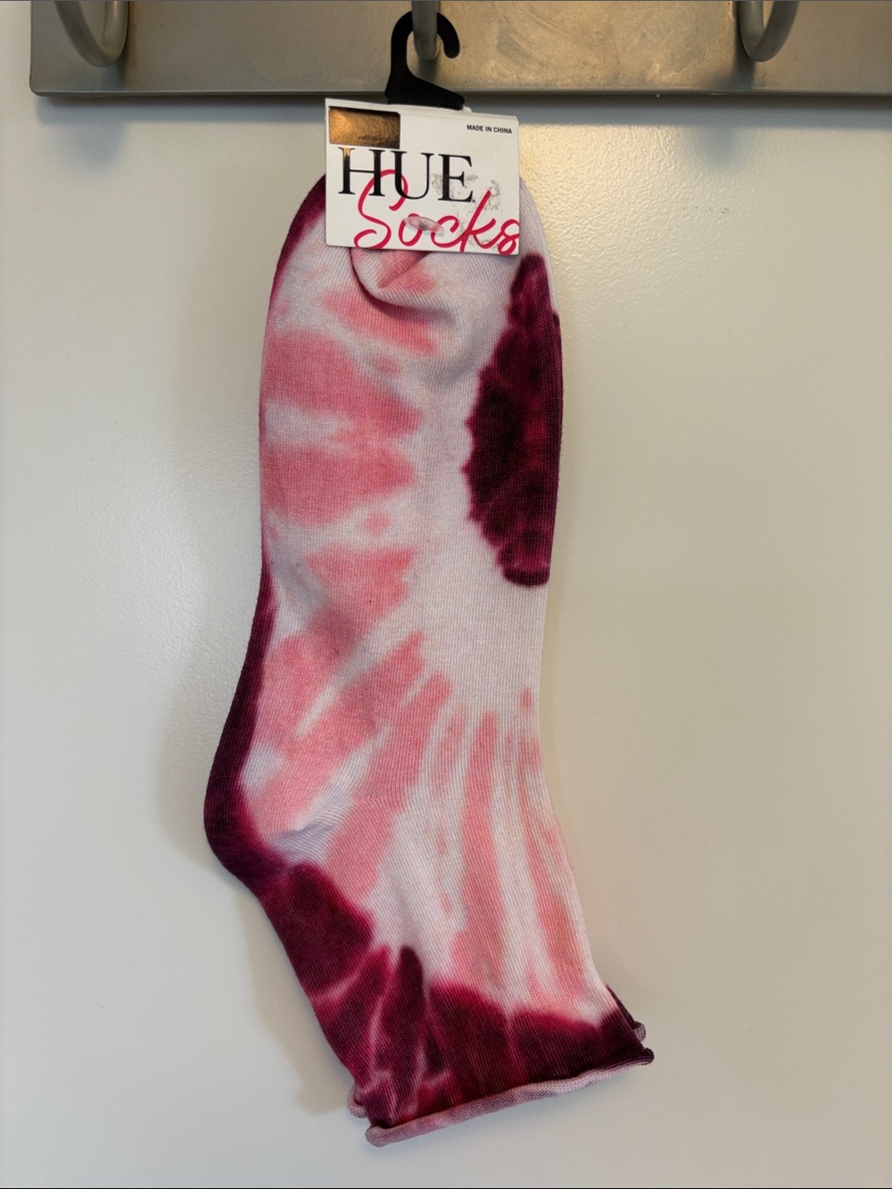 HUE Pink & Maroon Tie-Dye Ankle Socks